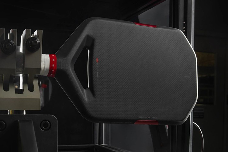 Vào tháng 3/2024, ý tưởng mới được đẩy lên một tầm cao mới. Tom Barnes cùng một số nhà thiết kế của Tesla, bao gồm Giám đốc Thiết kế Sản phẩm Javier Verdura, bắt đầu thảo luận chuyên sâu về việc làm thế nào để khí động học được sử dụng trong phát triển xe Tesla có thể được chuyển hóa và áp dụng vào cấu trúc của vợt pickleball.