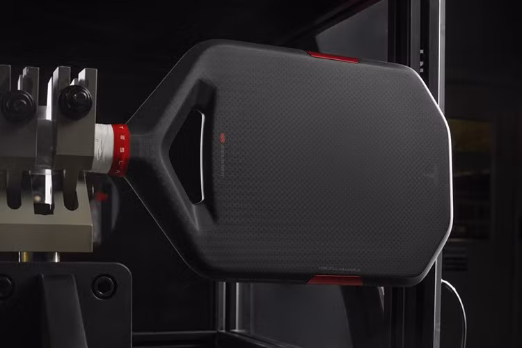 Vào tháng 3/2024, ý tưởng mới được đẩy lên một tầm cao mới. Tom Barnes cùng một số nhà thiết kế của Tesla, bao gồm Giám đốc Thiết kế Sản phẩm Javier Verdura, bắt đầu thảo luận chuyên sâu về việc làm thế nào để khí động học được sử dụng trong phát triển xe Tesla có thể được chuyển hóa và áp dụng vào cấu trúc của vợt pickleball.