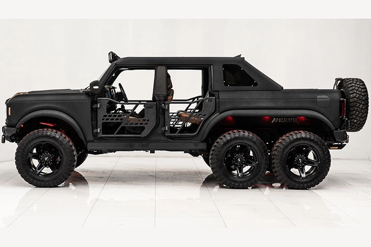 Điểm khác biệt lớn nhất của mẫu xe bán tải địa hình Ford Apocalypse Dark Horse nằm ở cấu hình 6 bánh hiếm gặp. SoFlo đã kéo dài khung gầm, bổ sung thêm một trục sau, giúp cho chiếc xe mang đậm chất "quái thú" riêng biệt.