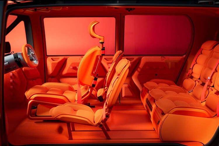 Tuy nhiên, có rất nhiều điều để nói về khoang nội thất, bởi vì đây là nơi mà nhà sản xuất ô tô thực sự đã đầu tư hết mình. Có thể vào bên trong bằng bốn cửa mở theo hướng ngược nhau, không có trụ giữa, không gian bên trong ELO đủ rộng để chứa tối đa 6 người.