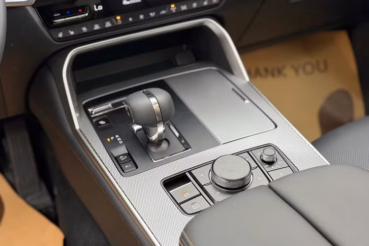 Phía sau hàng ghế thứ ba là khoang hành lý có thể tích 257 lít. Nếu gập hàng ghế thứ 3 xuống, con số này tăng lên 1.163 lít. Khi gập 2 hàng ghế sau, khoang hành lý của xe có thể tích 2.025 lít. Trang bị an toàn với 7 túi khí, phanh tự động khẩn cấp, cảnh báo điểm mù và hệ thống kiểm soát hành trình thích ứng. Thêm vào đó là công nghệ quan sát toàn cảnh See-Through View mới.