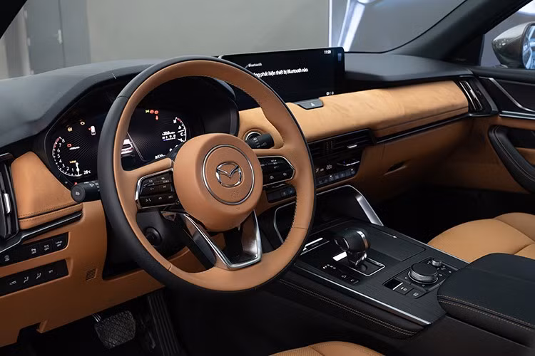 Bên trong xe, Mazda CX-90 cũng được thiết kế theo hơi hướng sang trọng và cao cấp. Xe được trang bị 3 hàng ghế với 2 cấu hình 6 chỗ hoặc 7 chỗ. Trong đó, bản 6 chỗ sẽ có 2 ghế thương gia ở hàng ghế giữa. Ở phiên bản 7 chỗ, xe có tính năng gập 1 chạm ở hàng ghế giữa, giúp hành khách di chuyển xuống dưới mà không gặp nhiều khó khăn.