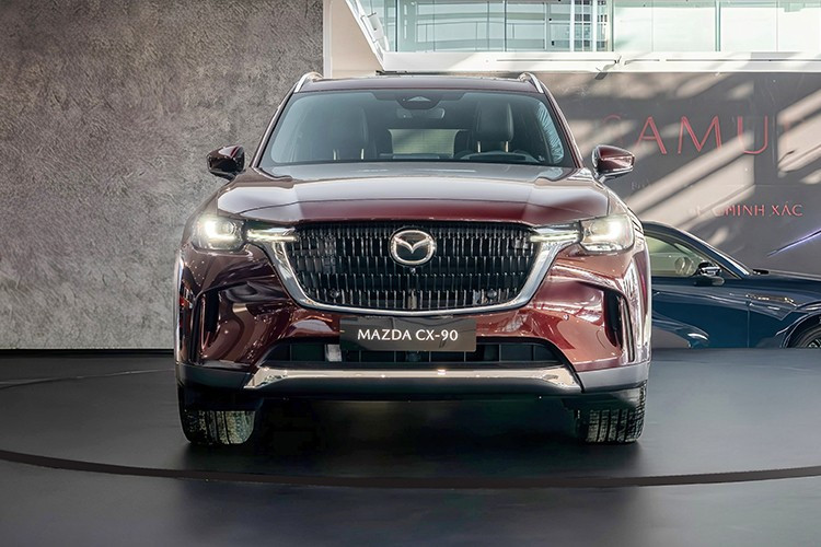 Mazda CX-90 sở hữu phong cách thiết kế khá giống với người anh em CX-60 dự kiến cũng được bán tại Việt Nam vào năm sau. Mẫu SUV cỡ lớn này được trang bị lưới tản nhiệt cỡ lớn sơn màu đen bóng, đi kèm viền mạ crôm.
