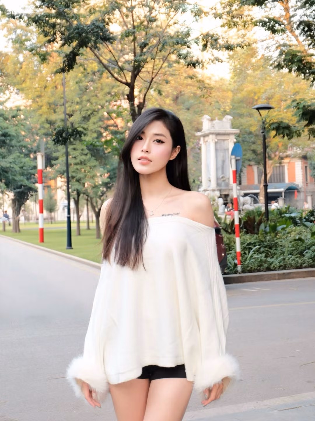 Trong không khí phố phường đầy nắng nhẹ, hình ảnh Thu Huyền khoe vẻ đẹp ngọt ngào, thanh lịch nhưng vẫn vô cùng cuốn hút đã nhanh chóng nhận được nhiều lời khen của người hâm mộ.