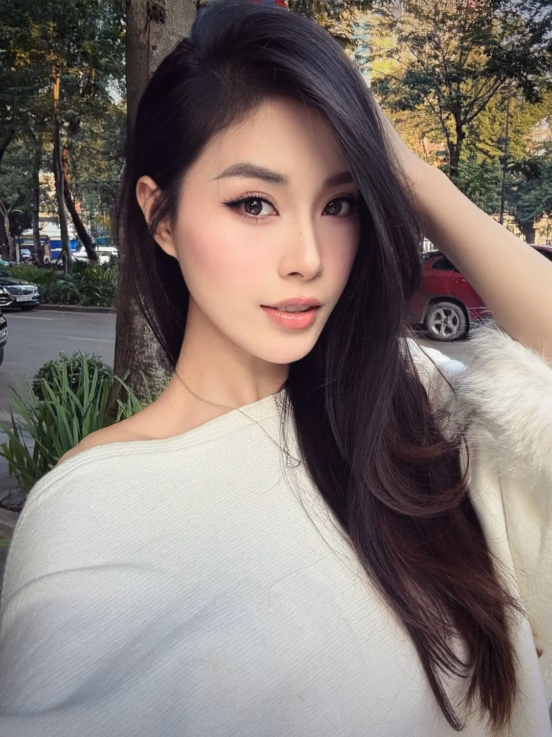 Đặng Thu Huyền là gương mặt từng gây chú ý mạnh mẽ trong làng bóng chuyền nữ Việt Nam. Xuất thân từ CLB Thông tin Liên Việt Postbank (nay là BTL Thông Tin), cô thi đấu ở vị trí chuyền hai—vị trí đòi hỏi kỹ thuật, khả năng quan sát và tư duy chiến thuật sắc bén.