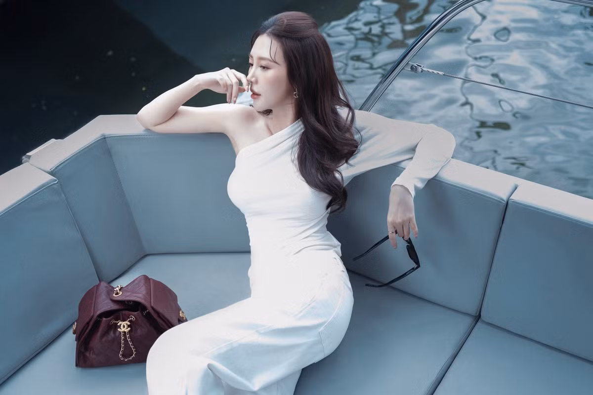 Những hình ảnh đời thường hay trong các chuyến du lịch được người đẹp sinh năm 1992 chia sẻ trên mạng xã hội luôn nhận về "cơn mưa" lời khen cho nhan sắc ngày càng mặn mà và một thân hình chuẩn mực mà nhiều cô gái ao ước.