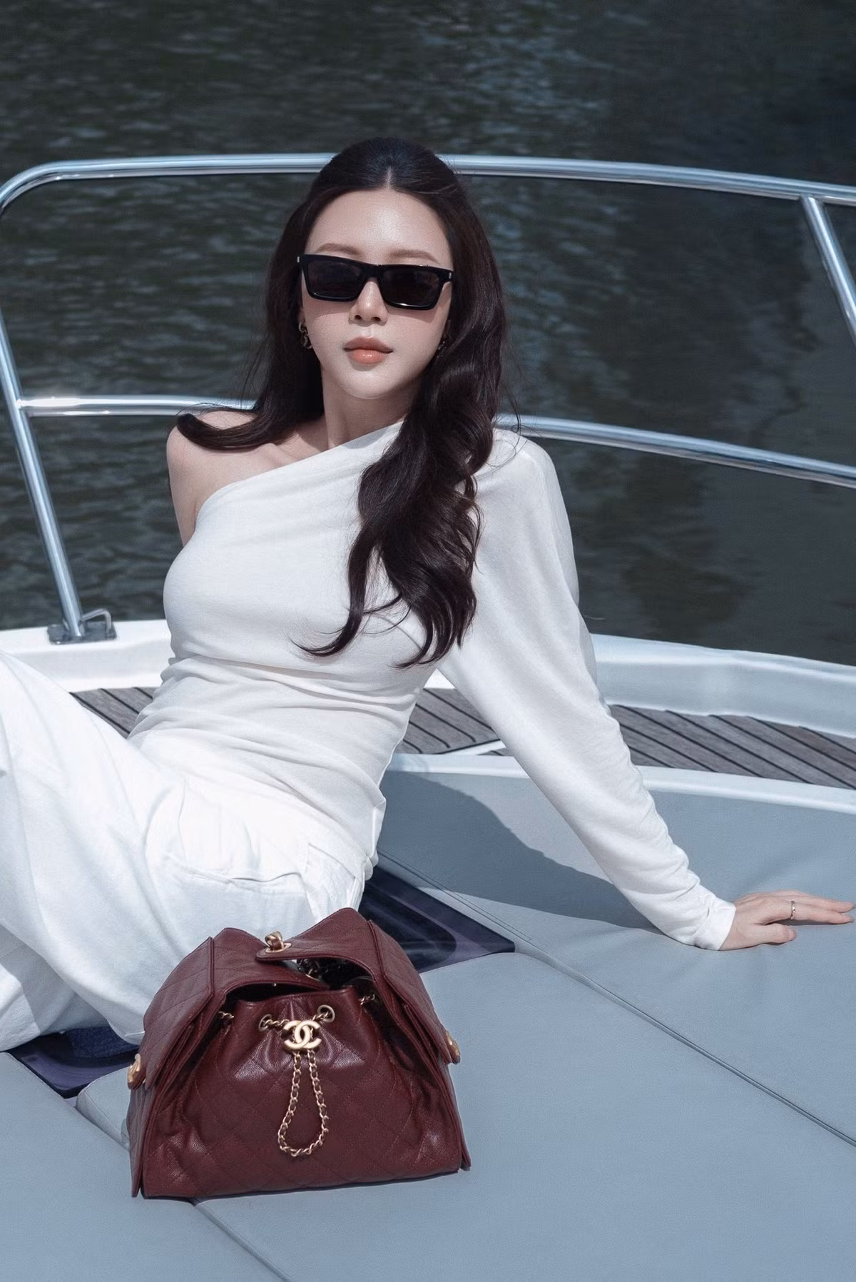 Điều đáng nói, đây không phải lần đầu tiên Vũ Ngọc Châm khiến công chúng phải trầm trồ về vóc dáng sau sinh. Kể từ khi chào đón hai thiên thần nhỏ, cô đã nhanh chóng lấy lại được phong độ.