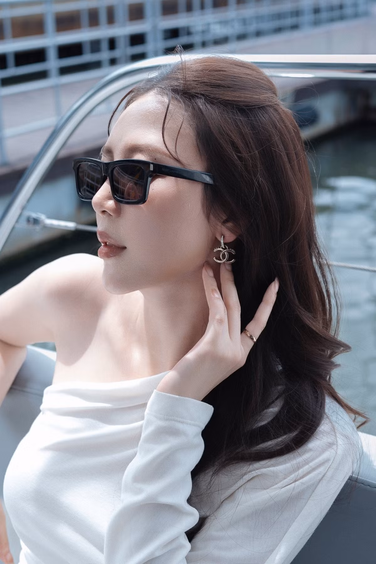 Trên du thuyền sang trọng, Vũ Ngọc Châm khéo léo tạo dáng, khoe được vòng eo "con kiến" đáng ngưỡng mộ và đôi chân dài miên man. Làn da trắng sứ không tì vết của cô càng thêm nổi bật dưới ánh nắng, tạo nên những khung hình đẹp tựa tranh vẽ.