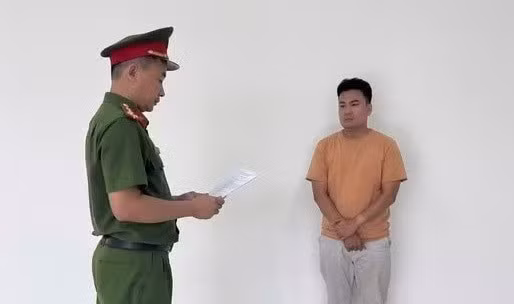 Công an TPHCM đọc lệnh khởi tố vụ án, khởi tố bị can và bắt tạm giam đối với Nguyễn Minh Hiền.