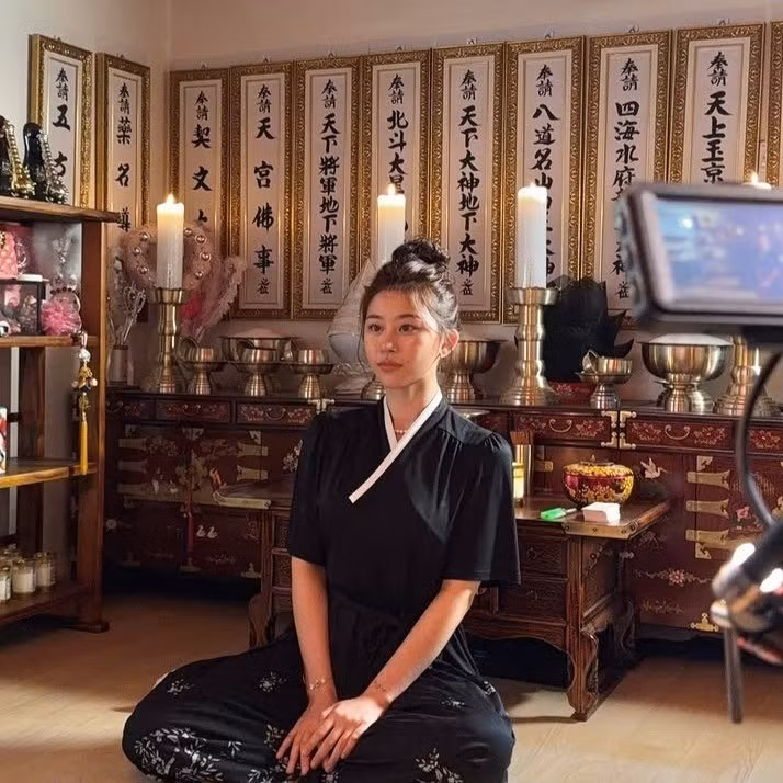 Sự thân thiện giúp cô nàng pháp sư trẻ này mở rộng phạm vi ảnh hưởng và trở thành một trong những hiện tượng Gen Z hiếm hoi bước ra từ thế giới tâm linh nhưng tích hợp nhiều yếu tố giải trí.