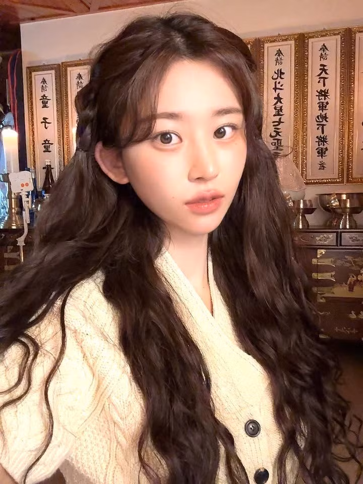 Tuy nhiên, phía sau hình ảnh rực rỡ ấy là một câu chuyện đời tư đầy chiều sâu và bi kịch. Trước khi được biết đến rộng rãi, Noh từng tham gia show Teenage Parents của đài MBN, nơi cô đối diện với hậu quả của một mối quan hệ sai lầm khi còn rất trẻ – mang thai và sinh con ở tuổi 19. Những trải nghiệm đầy thử thách đó, từ bạo lực học đường đến quyết định nuôi con một mình, đã được cô chia sẻ chân thành, khiến nhiều khán giả vừa cảm phục vừa xúc động.