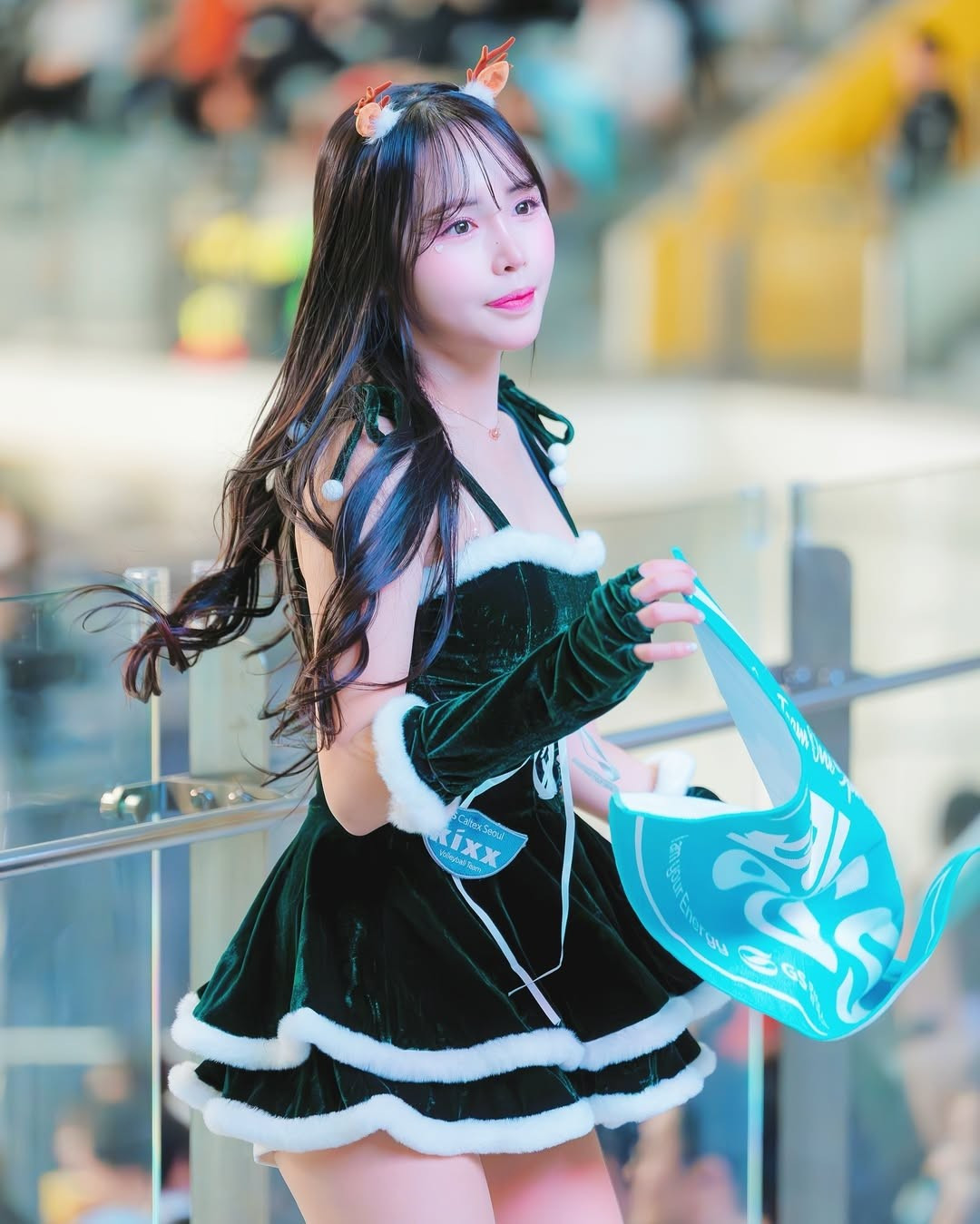 Nhan sắc của Suly khi làm việc trong vai trò dancer kiêm cheerleader cuốn hút ánh mắt người ngắm.