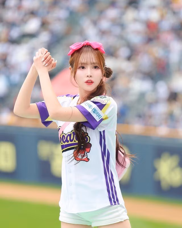 Suly chính là chị gái của game thủ Liên minh Huyền thoại Oner. Cô nàng lần đầu xuất hiện trên các phương tiện truyền thông làng Esports trong ngày T1 vô địch LCK Mùa Xuân 2022.