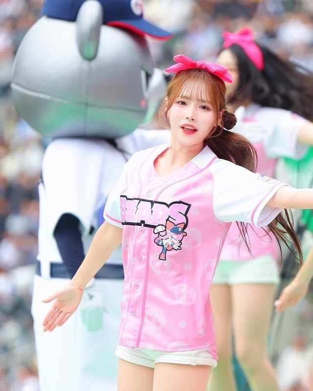 Mới đây, Suly vừa tung thêm bộ ảnh mới trong vai trò dancer kiêm cheerleader khiến dân mạng không khỏi trầm trồ.