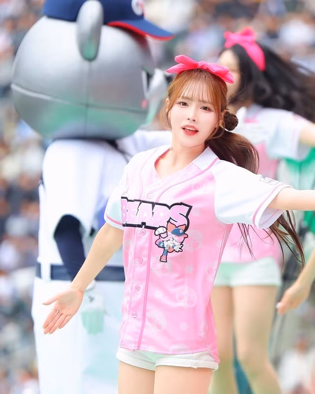 Mới đây, Suly vừa tung thêm bộ ảnh mới trong vai trò dancer kiêm cheerleader khiến dân mạng không khỏi trầm trồ.