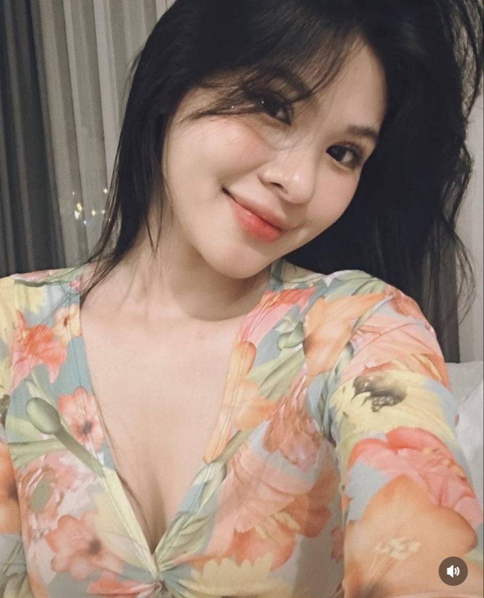 Bên cạnh tài năng, ngoại hình xinh xắn và phong cách trẻ trung của Kim Ngân cũng là yếu tố giúp cô nổi bật. Những khoảnh khắc "đẩy thuyền" với các tuyển thủ như Daim (BOX Gaming) hay BirdLB (V Gaming) từng khiến fan Liên Quân "dậy sóng".