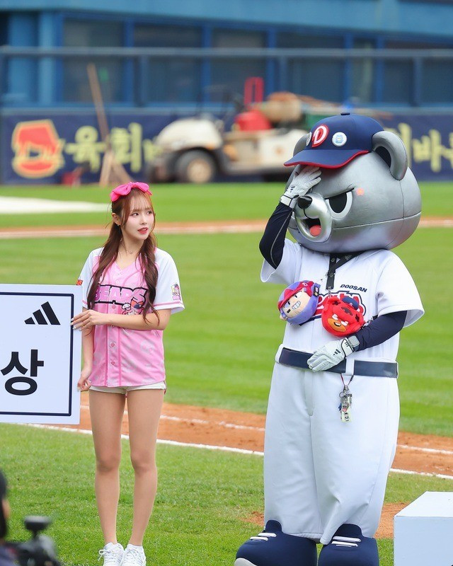 Không hề khoác lên người những bộ cánh đắt đỏ hay kiểu cách, cũng không trang điểm quá đậm, chỉ là trang phục công việc bình thường nhưng Suly thu hút mọi ánh nhìn với nước da trắng, gương mặt khả ái và đôi chân dài thẳng tắp.