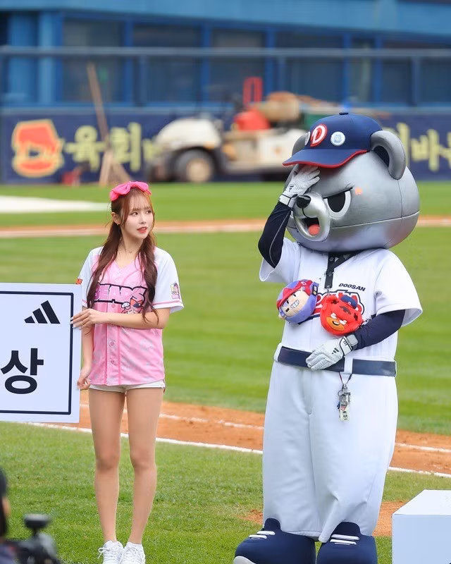 Không hề khoác lên người những bộ cánh đắt đỏ hay kiểu cách, cũng không trang điểm quá đậm, chỉ là trang phục công việc bình thường nhưng Suly thu hút mọi ánh nhìn với nước da trắng, gương mặt khả ái và đôi chân dài thẳng tắp.