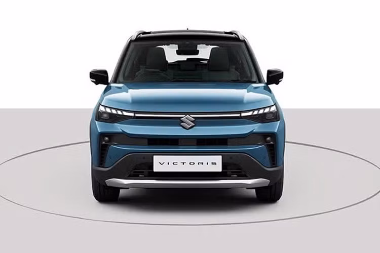 Thân xe nổi bật với vòm bánh vuông vức, bao quanh bộ vành hợp kim 17 inch, cùng với kính chắn gió được thiết kế lại đôi chút tạo điểm nhấn. Phía sau, cụm đèn hậu LED trải dài toàn bộ chiều rộng thu hút sự chú ý, gợi nhớ đến phong cách thiết kế tương lai thường thấy trên Kia - cụ thể là Sportage.