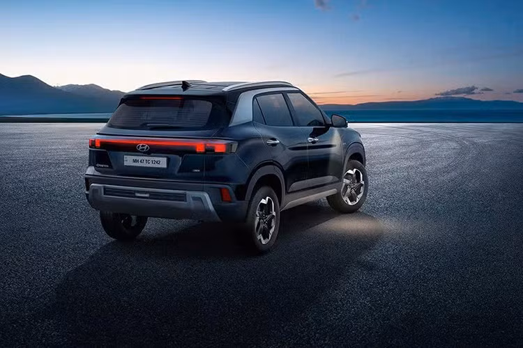 Ngoài ra, xe cũng được trang bị điều hòa tự động hai vùng độc lập, và tựa tay phía trước dạng trượt tích hợp ngăn chứa đồ. Xe cũng được trang bị bàn để đồ phía sau hàng ghế trước và huy hiệu King độc quyền. Hyundai cũng giới thiệu tùy chọn sơn đen mờ mới.