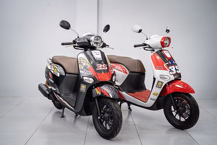 Honda Giorno+ Moto2 ThaiGP 2025 mới là mẫu xe tay ga đặc biệt được phát triển và sản xuất bởi chi nhánh Honda R&amp;D Đông Nam Á đặt tại Thái Lan. Xe được mở bán tại quốc gia này từ tháng 10/2024 với số lượng giới hạn chỉ 35 chiếc trên toàn thế giới.