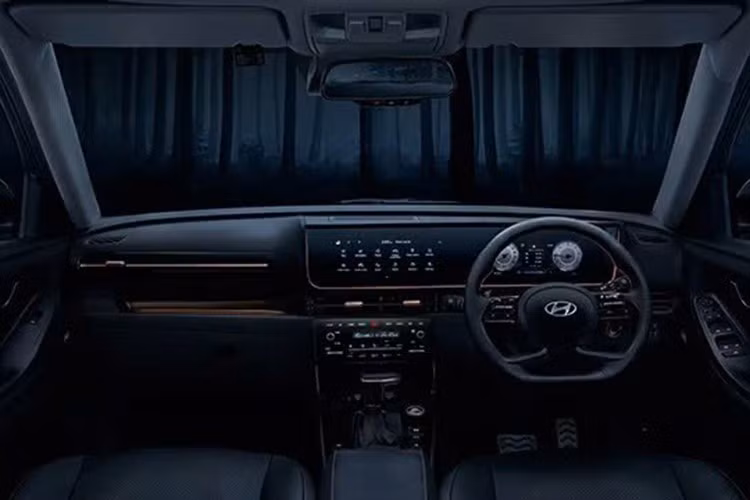 Tất cả năm tùy chọn động cơ của Creta đều có mặt trên bản King: động cơ xăng 1.5L hút khí tự nhiên (115 mã lực) kết hợp hộp số sàn 6 cấp hoặc CVT; động cơ diesel 1.5L (116 mã lực) với hộp số sàn 6 cấp hoặc tự động 6 cấp; và động cơ tăng áp xăng 1.5L (160 mã lực) đi kèm hộp số ly hợp kép 7 cấp.