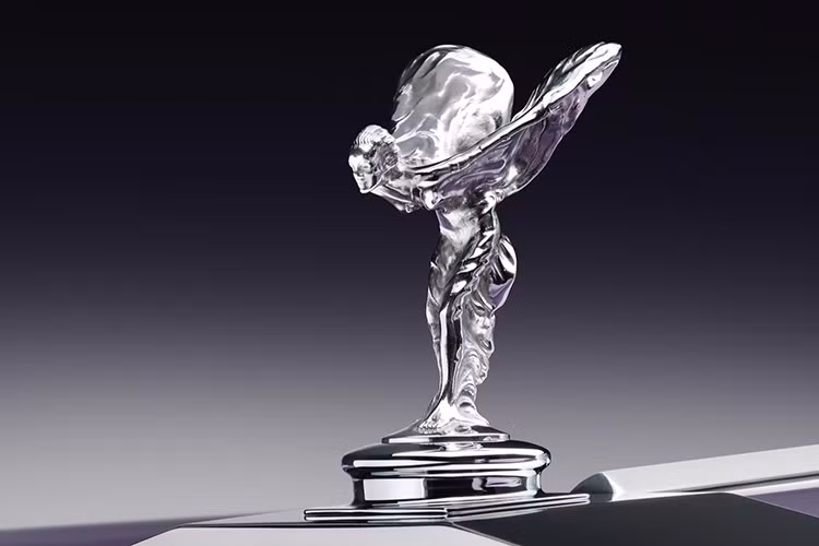Nội thất xe có bảng điều khiển “gallery” lấy cảm hứng từ mẫu Rolls-Royce Phantom hiện đại, kết hợp một tác phẩm điêu khắc mô phỏng các dòng sông ở Cao nguyên Scotland. Chủ đề Scotland là sự tri ân đến các trải nghiệm của Rolls-Royce vào năm 1907 tại Scotland.