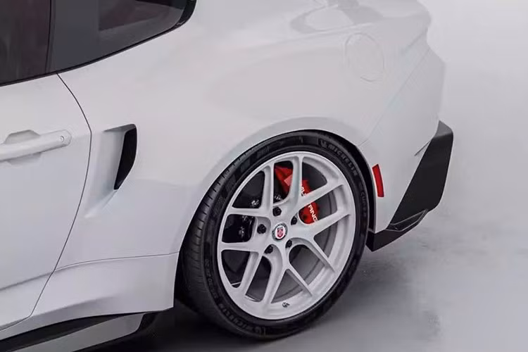 Con số bán ra này đắt hơn cả Porsche 911 GT3 RS, một mẫu xe đua đích thực, với giá bán lẻ đề xuất là 250.000 đô la. Lamborghini Temerario, hay còn gọi là mẫu xe thay thế Huracan, ước tính có giá khởi điểm khoảng 390.000 đô la.