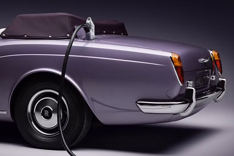 Nội thất tích hợp màn hình giải trí có thể ẩn đi, đảm bảo dáng vẻ cổ điển đặc trưng, hỗ trợ kết nối không dây Apple CarPlay và Android Auto. Các tiện ích hiện đại khác được nâng cấp gồm: camera lùi, hệ thống điều hòa và âm thanh...