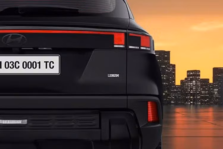 Giá khởi điểm của Hyundai Creta King được công bố ở mức 1,789 triệu Rupee (khoảng 532 triệu đồng) và tăng lên thành 1,949 triệu Rupee (khoảng 580 triệu đồng) với bản Creta King Knight Edition.