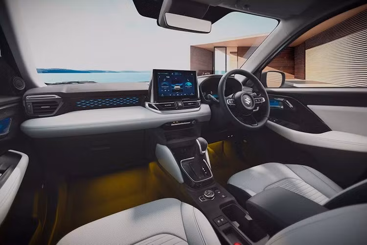 Bên trong, Victoris nổi bật với bảng táp-lô xoay quanh màn hình thông tin giải trí 10,1 inch đặt cao trên bảng điều khiển. Nội thất bọc da vân sần và cửa sổ trời toàn cảnh làm nổi bật cabin, trong khi những điểm nhấn cao cấp dành riêng cho thị trường Ấn Độ bao gồm đèn viền nội thất 64 màu...