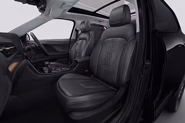 Về phiên bản Creta King Limited Edition, Hyundai đã bổ sung thêm các chi tiết như bọc dây an toàn, gối tựa đầu, thảm sàn mới, ốp chìa khóa và ốp cửa.