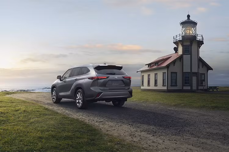 Ngoại trừ giá bán và cấu hình, Highlander 2026 gần như giữ nguyên hệ truyền động. Xe vẫn có hai lựa chọn quen thuộc: bản động cơ xăng tăng áp 2.4L I4 cho công suất 265 mã lực, mô-men xoắn 420 Nm, kết hợp hộp số tự động 8 cấp và hệ dẫn động AWD tiêu chuẩn, với mức tiêu hao nhiên liệu 21 mpg đô thị, 28 mpg cao tốc và 24 mpg kết hợp.