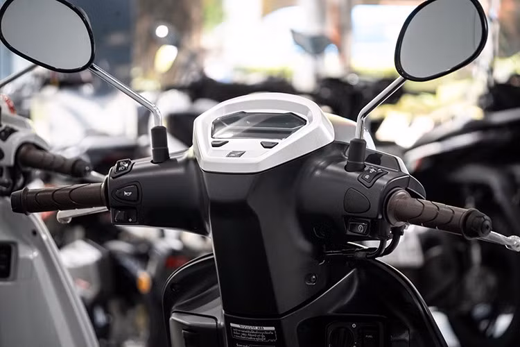 Xe có chiều dài x rộng x cao lần lượt là 1.902 mm x 683 mm x 1.144 mm, chiều dài cơ sở 1.312 mm và chiều cao yên 780 mm. Trọng lượng ở mức 118 kg và dung tích bình xăng 5,4 lít.