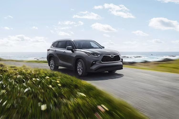 Toyota Highlander 2026 phiên bản LE – vốn là bản thấp nhất với giá khởi điểm 40.320 USD – đã bị loại bỏ. Ở dòng hybrid, hai phiên bản XLE Nightshade và Limited 25th Edition cũng không còn.