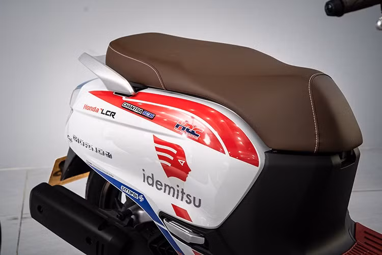 Điểm nhấn đặc biệt nhất trên chiếc Honda Giorno+ Moto2 ThaiGP chính là lớp ngoại thất đen nhám cùng bộ tem độc quyền lấy cảm hứng từ chiếc xe đua "Roaring Tiger" của tay đua nổi tiếng Somkiat Chantra người Thái Lan.