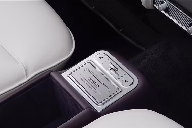 Việc chuyển đổi đã tăng công suất lên 500 mã lực, vượt xa sức mạnh của nguyên bản; đồng thời bổ sung thêm giảm chấn thích ứng. Kiến trúc điện 800 volt đảm bảo sạc nhanh, với hai tùy chọn pin.