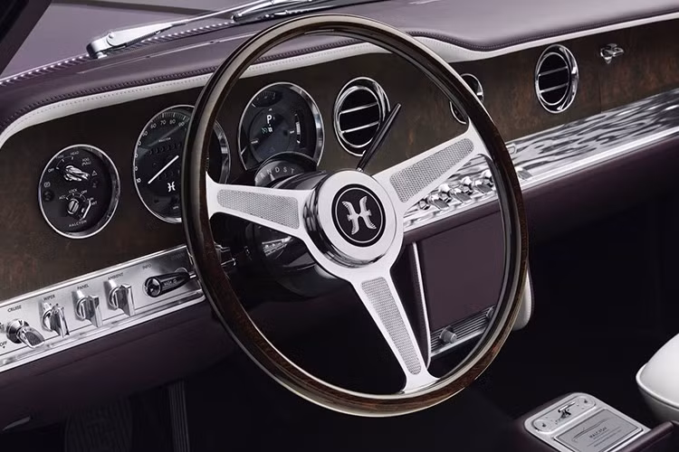 Khách hàng có thể cá nhân hóa “gallery” trên bảng điều khiển, lựa chọn từ nhiều màu sơn, vật liệu nội thất, cản xe thiết kế gọn gàng, đèn pha mới và thiết kế bánh xe khác biệt với nguyên bản, nhằm tạo sự mới mẻ cho tổng thể ngoại thất.