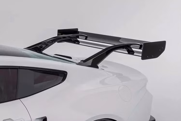 Chiếc Ford Mustang đặc biệt và siêu đắt đỏ này được trang bị động cơ V8. Đây là động cơ 5,2 lít với bộ siêu nạp, sản sinh công suất 815 mã lực.