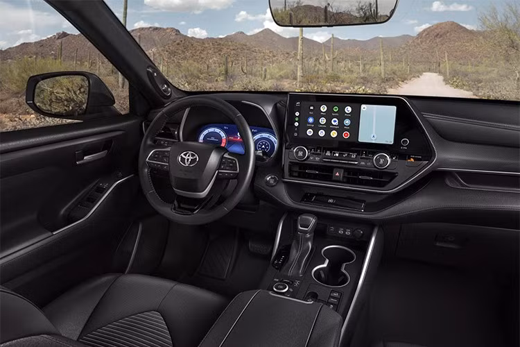 Và bản hybrid sử dụng động cơ 2.5L I4 đi cùng hộp số e-CVT, pin nickel-metal hydride và mô-tơ điện cầu sau, cho tổng công suất 243 mã lực, với mức tiêu hao nhiên liệu ấn tượng 35 mpg ở cả đô thị, cao tốc và kết hợp.