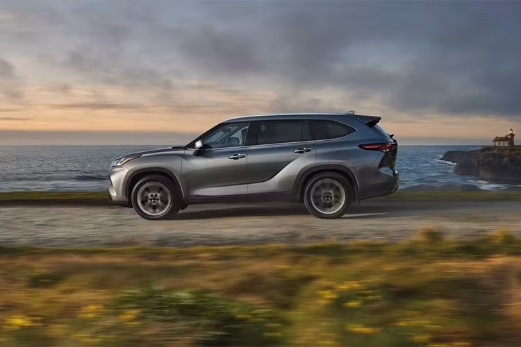 Điều này dẫn đến một nghịch lý: Highlander hiện có giá cao hơn cả Grand Highlander – mẫu SUV ba hàng ghế rộng rãi hơn. Grand Highlander bắt đầu từ 41.360 USD, và ngay cả bản AWD cũng chỉ có giá 42.960 USD.