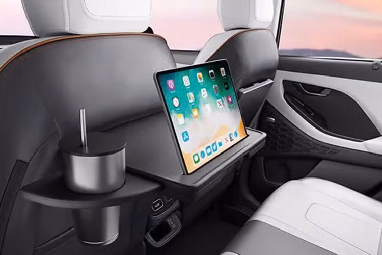 Theo Hyundai Ấn Độ, một số tính năng mới trên Creta King bao gồm điều hòa hai vùng với bảng điều khiển cảm ứng, kết nối Apple CarPlay/Android Auto không dây, camera hành trình và mâm 18 inch, cũng sẽ được mở rộng sang nhiều phiên bản khác của Creta và Creta N Line. Ngoài ra, Creta 2025 còn được bổ sung màu sơn đen mờ mới.