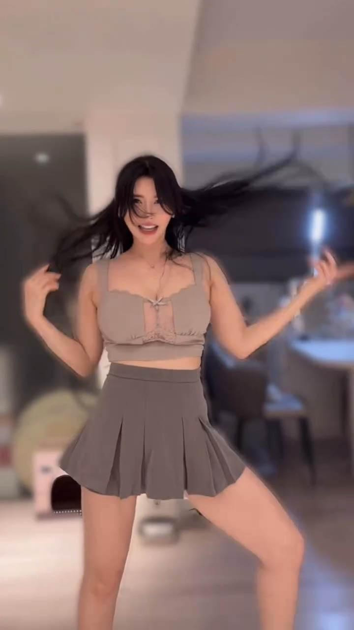 Khuôn mặt Yao Cai Chen cân đối, đường nét thanh tú nhưng vẫn toát lên sự đài các, với đôi mắt to tròn, long lanh và nụ cười ngọt ngào như ánh ban mai.