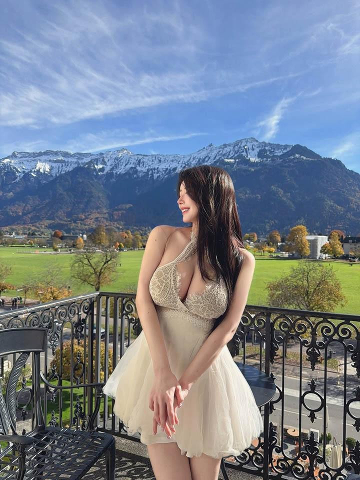 Hình ảnh Cao Chen trong chiếc váy màu nude hoặc xám ôm sát cơ thể, hay những bộ cánh khoe trọn bờ vai và vòng một đầy đặn đã trở thành thương hiệu. Đây là phong cách thời trang khẳng định cô là một KOL chuyên nghiệp và gợi cảm.