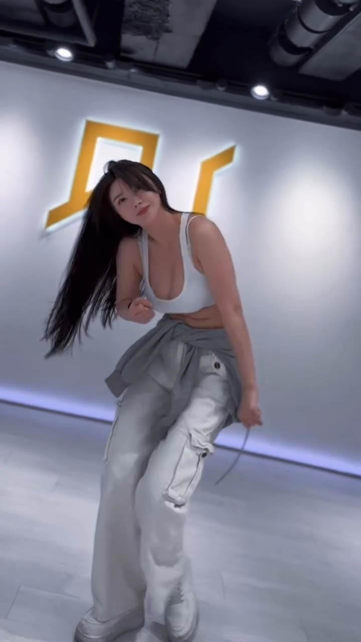 Yao Cai Chen sở hữu một vẻ đẹp mà người ta chỉ có thể dùng từ "trưởng thành" và "mê hoặc" để miêu tả.