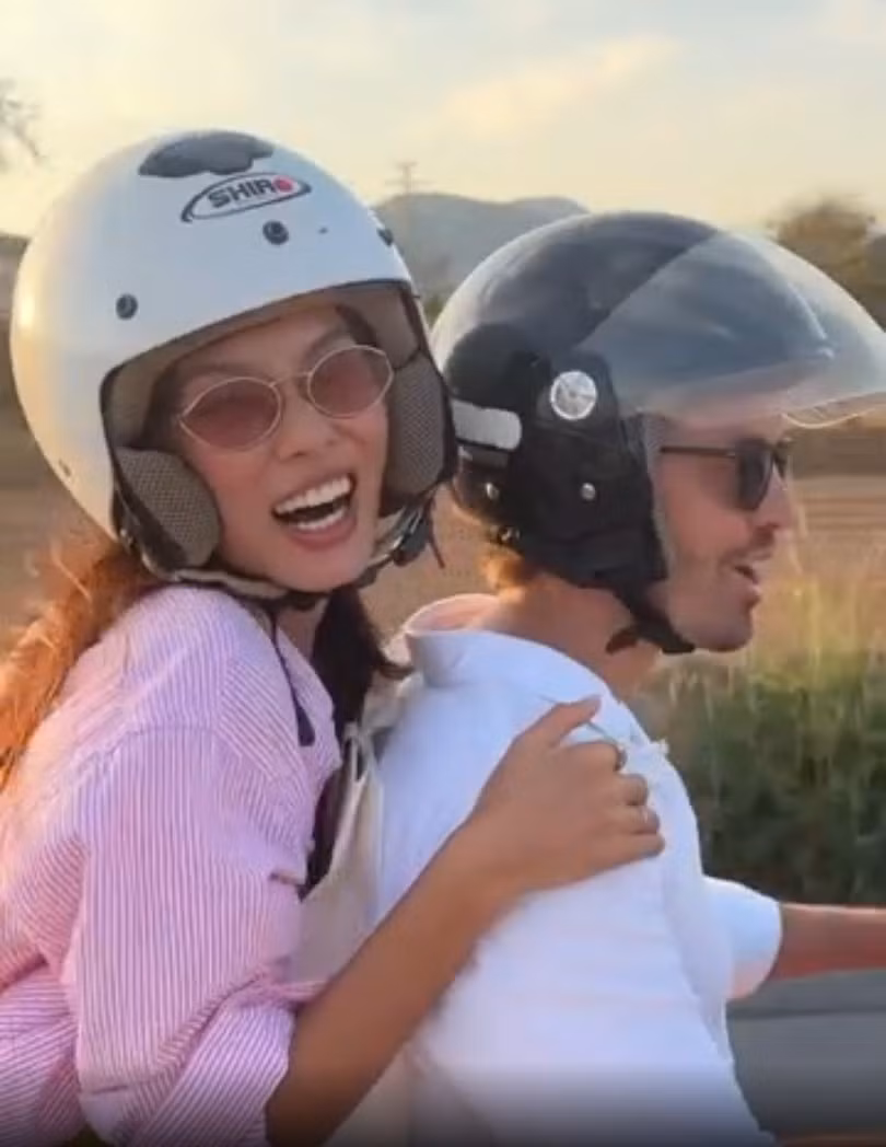 Mới đây nhất, cặp đôi tung những khoảnh khắc lãng mạn bên nhau trong chuyến du lịch đến Tây Ban Nha. Chỉ đơn giản là cảnh chạy xe máy chở nhau trên đường nhưng ai cũng cảm nhận được cái vibe hạnh phúc toát ra từ mọi chi tiết.