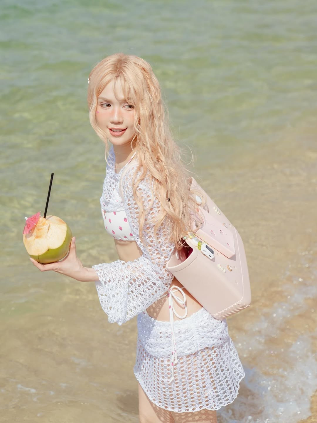 Nhiều ý kiến bày tỏ sự ngưỡng mộ trước nhan sắc và vóc dáng không tuổi của Ngọc Trinh, đồng thời dành những lời khen "có cánh" cho sự đầu tư chỉn chu của cô trong mỗi lần xuất hiện.