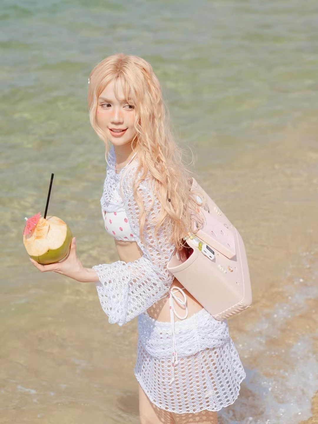 Nhiều ý kiến bày tỏ sự ngưỡng mộ trước nhan sắc và vóc dáng không tuổi của Ngọc Trinh, đồng thời dành những lời khen "có cánh" cho sự đầu tư chỉn chu của cô trong mỗi lần xuất hiện.