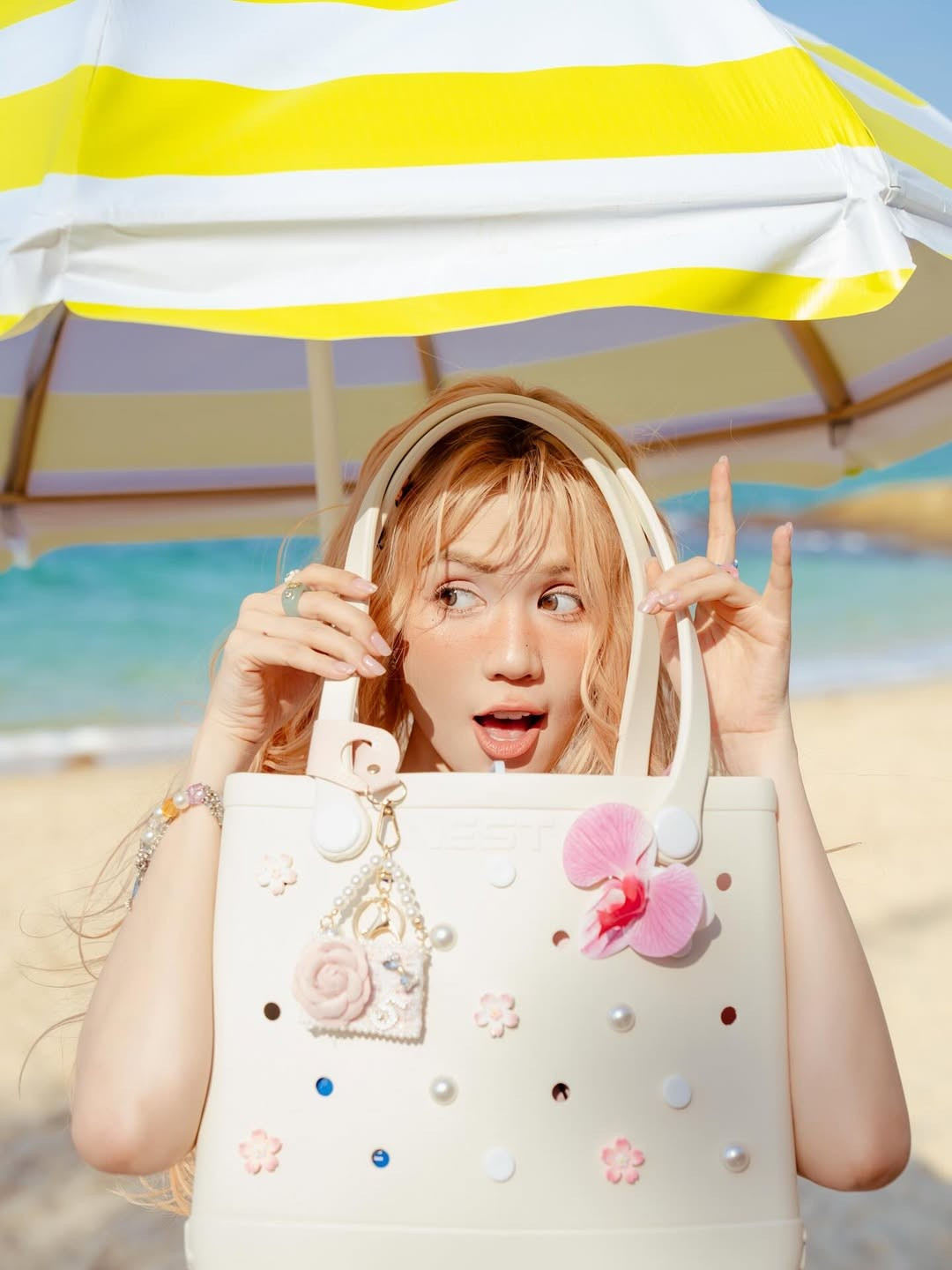 Tất cả những yếu tố này đã góp phần tạo nên một hình ảnh Ngọc Trinh không khác gì một nàng búp bê kiều diễm bước ra từ truyện cổ tích, hòa mình vào không gian biển trời mênh mông.