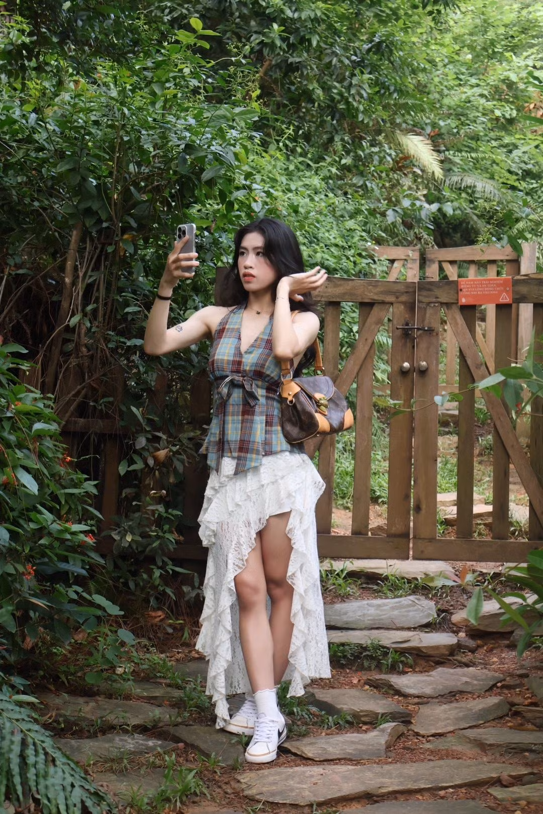 Dù chỉ là những khoảnh khắc đời thường bên tách cà phê, Thanh Nhã vẫn thu hút mọi ánh nhìn nhờ phong thái tự nhiên và cuốn hút.